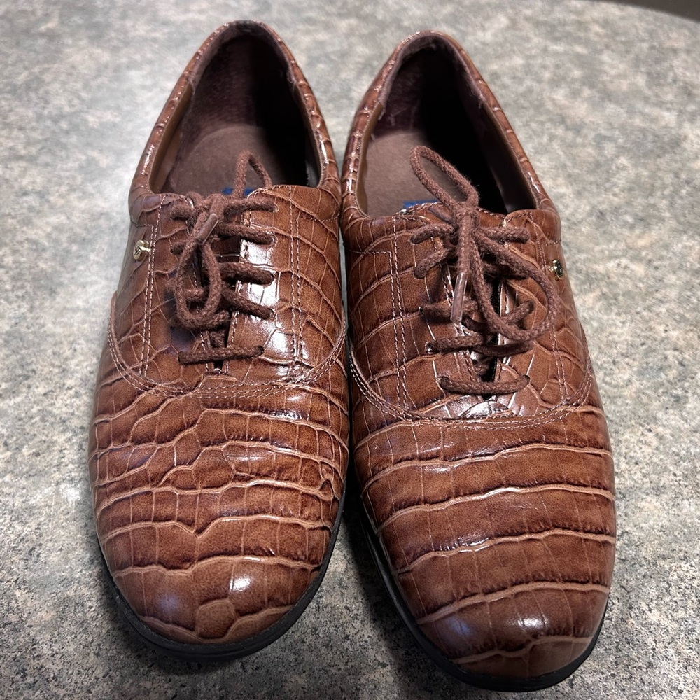 Easy Spirit Brown Croc-Embossed Lace-Up Oxfords